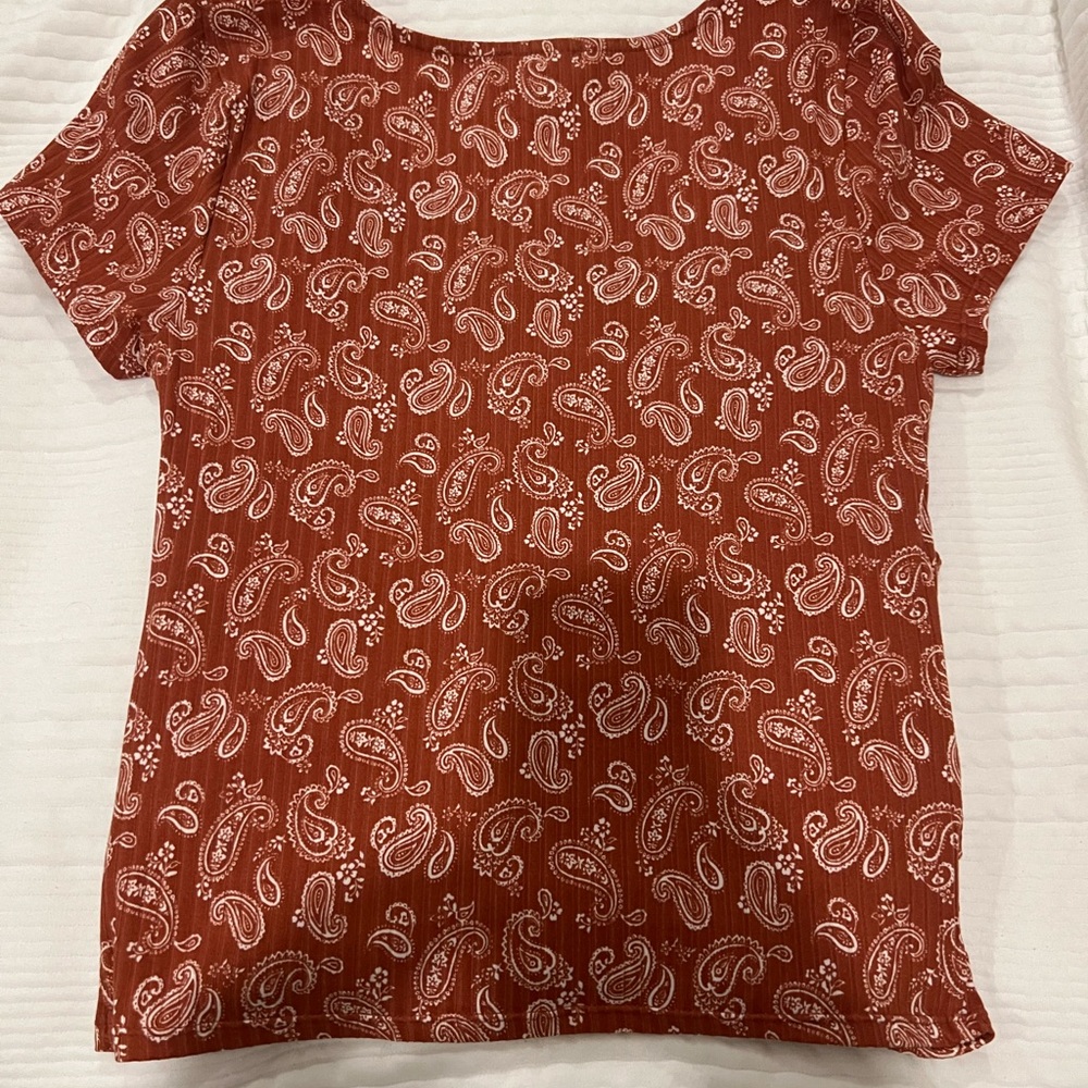 Wild Moss Women's Short Sleeve Cinch Front Paisley Print Knit Top